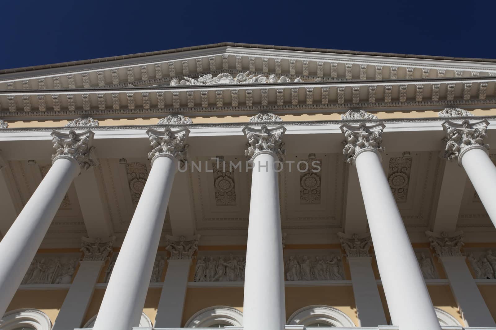 Michael Palace in St. Petersburg , built by the architect Carlo Rossi in 1819-1825