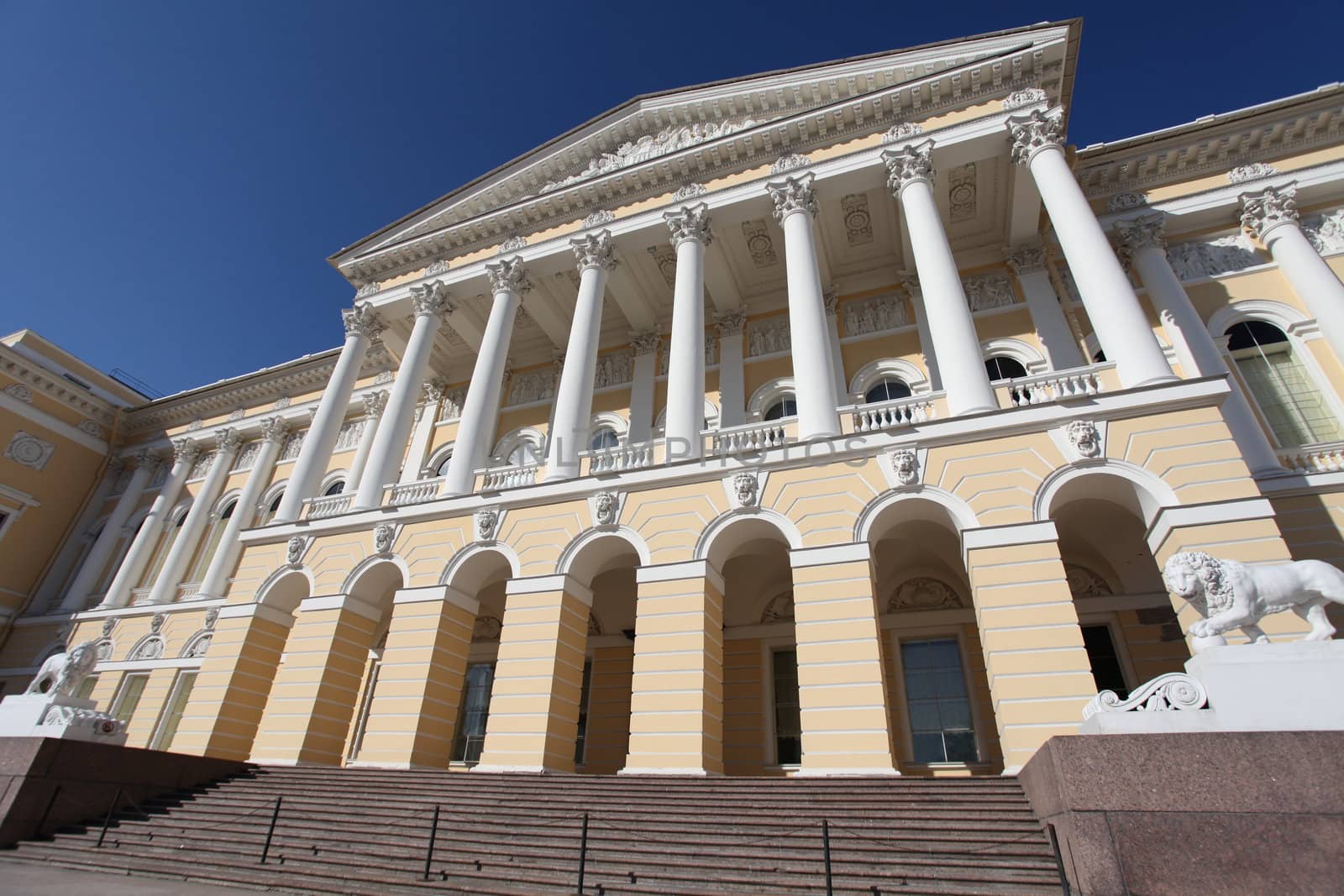 Michael Palace in St. Petersburg , built by the architect Carlo Rossi in 1819-1825