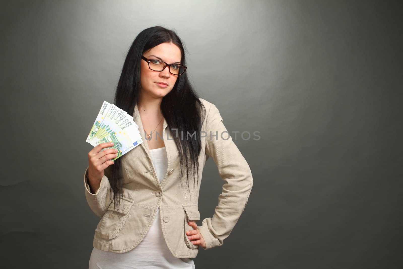 the girl the brunette wearing spectacles holds a lot of money, looks in the chamber, a double 3