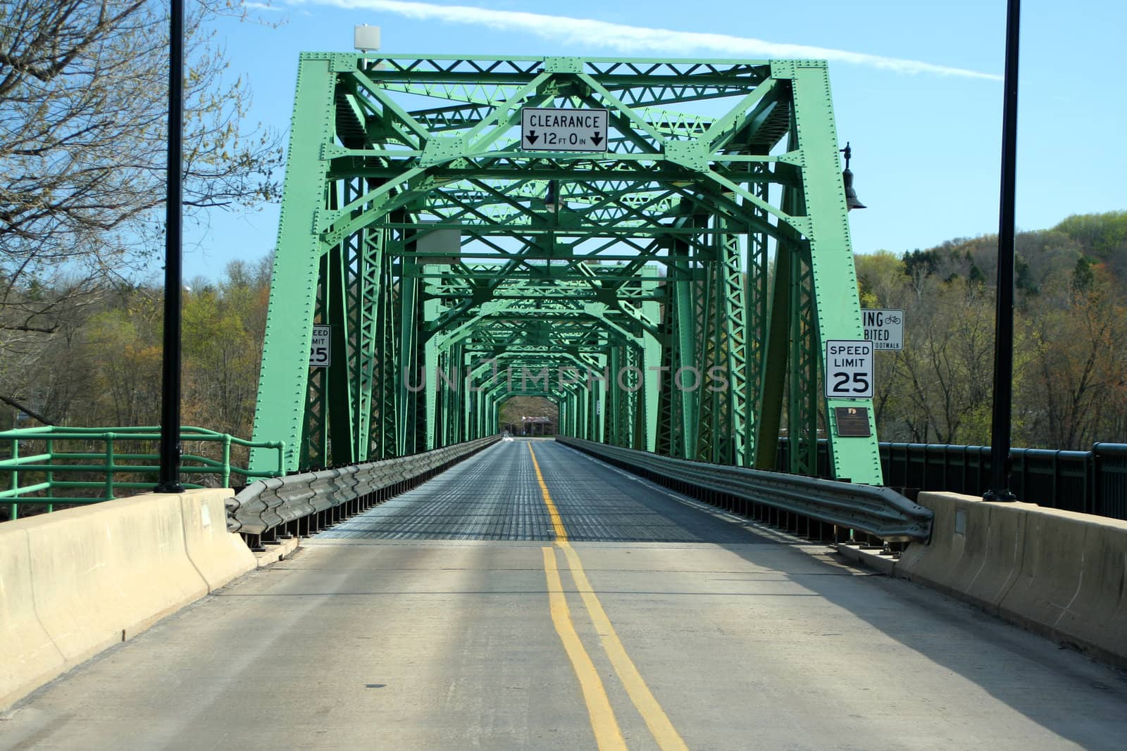 A Old green metal bricge