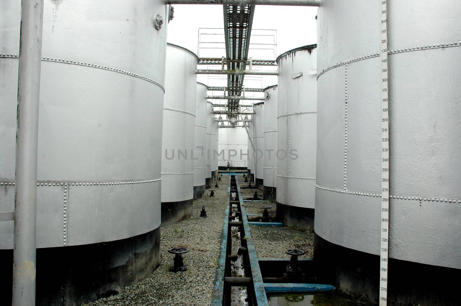crude oil storage tank by antonihalim