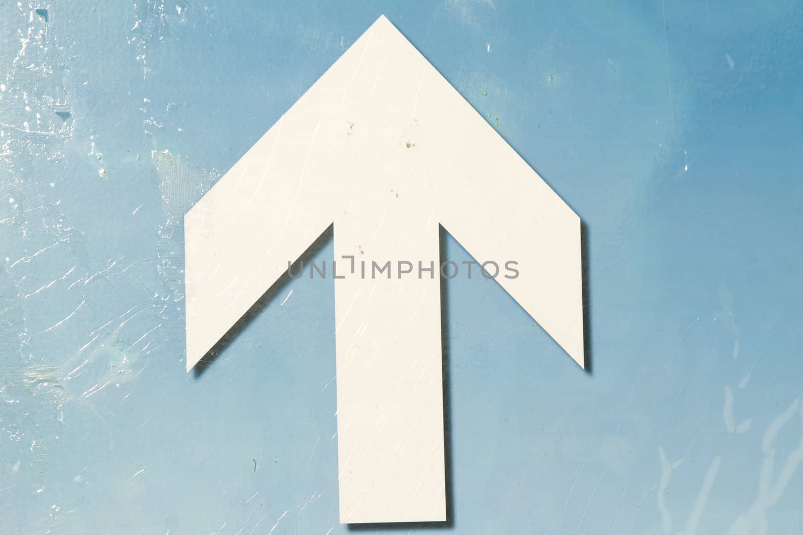 An arrow in white pointing up on a blue shiny background.
