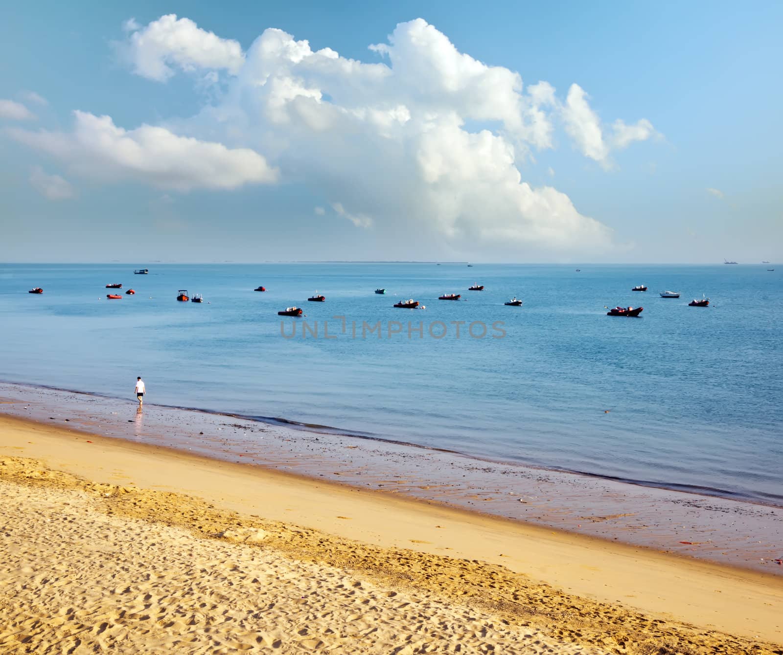 Boats moored in the bay - Taken in Hainan Island, China by xfdly5