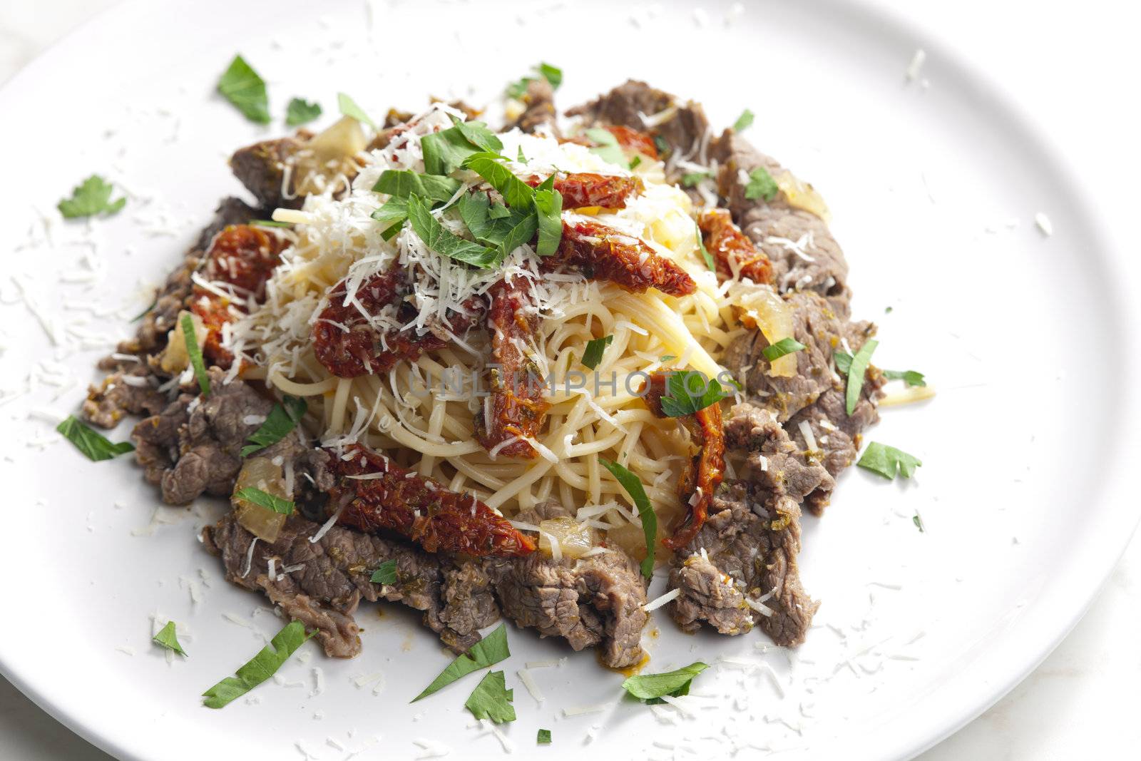 spaghetti with beef meat and dried tomatoes