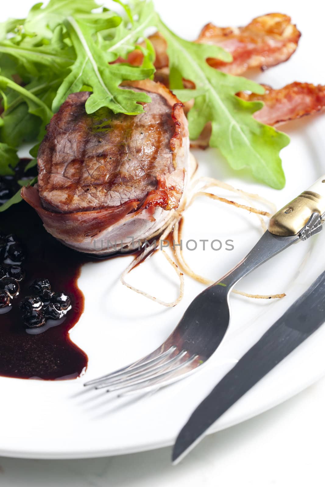 beefsteak grilled in bacon with sauce of juniper and red wine