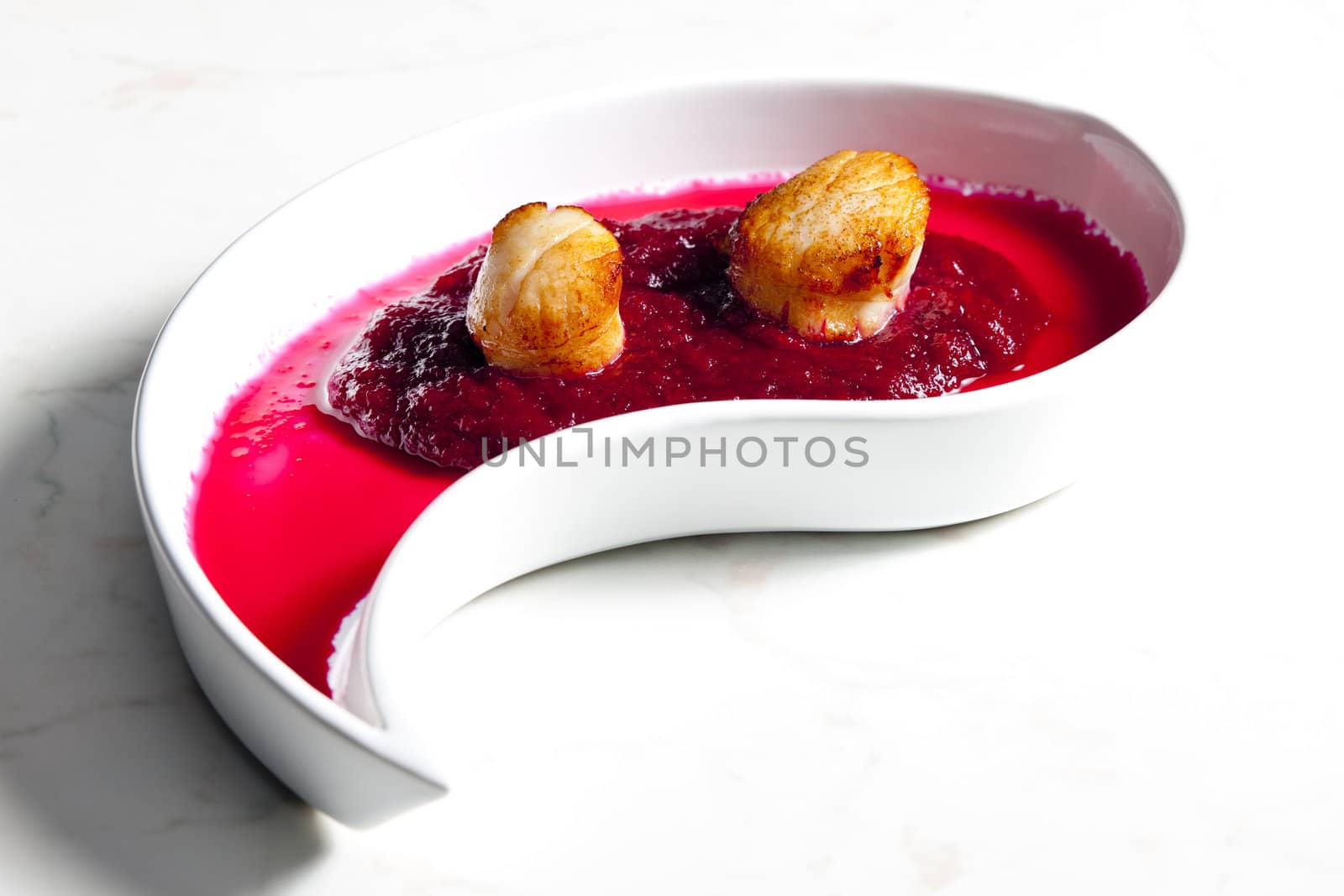 fried Saint Jacques molluscs on mashed red beet