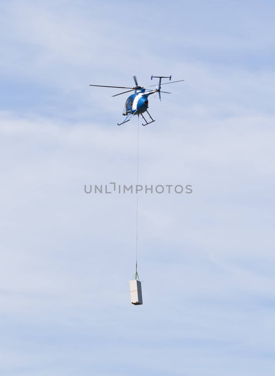 Helicopter carrying a load by Jupe