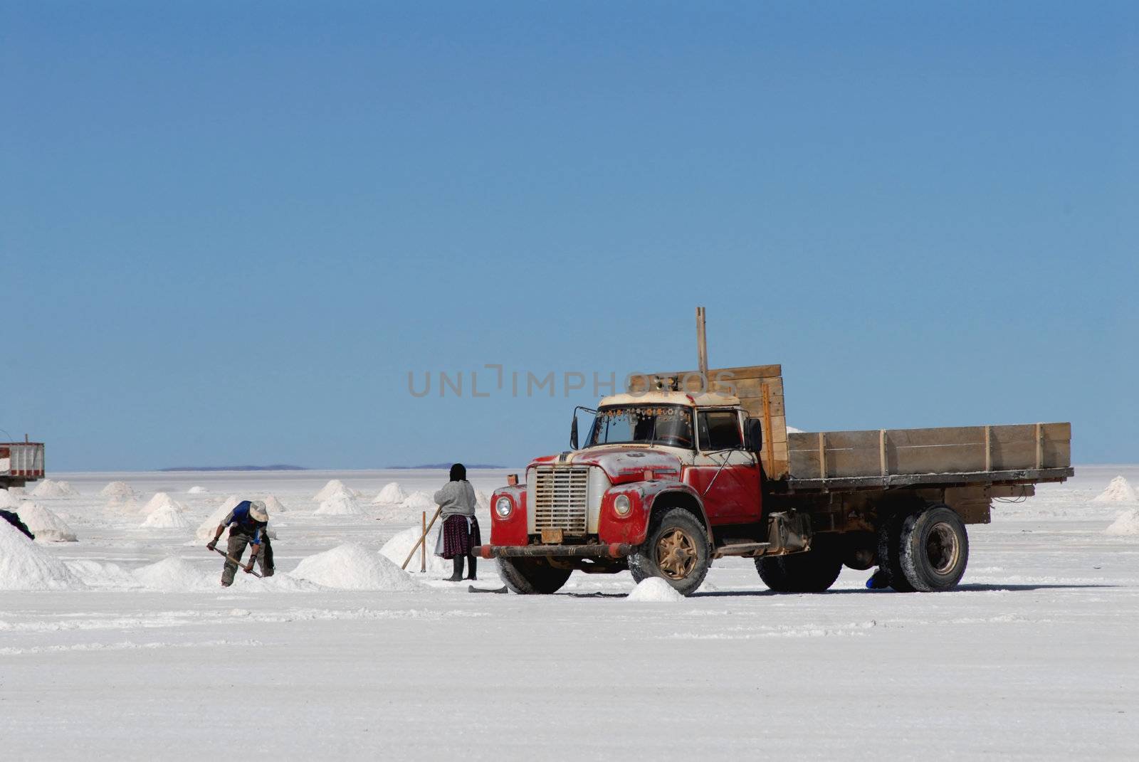 Uyuni, Bolivia May 22, 2009: men who collect the salt in the salt of Uyuni. The Salar de Uyuni salt desert is a huge one of the world's largest salt works its surface of 11,000 square kilometers







salt, salt desert, Bolivian, truck load, workers, Bolivian women, men,







salar