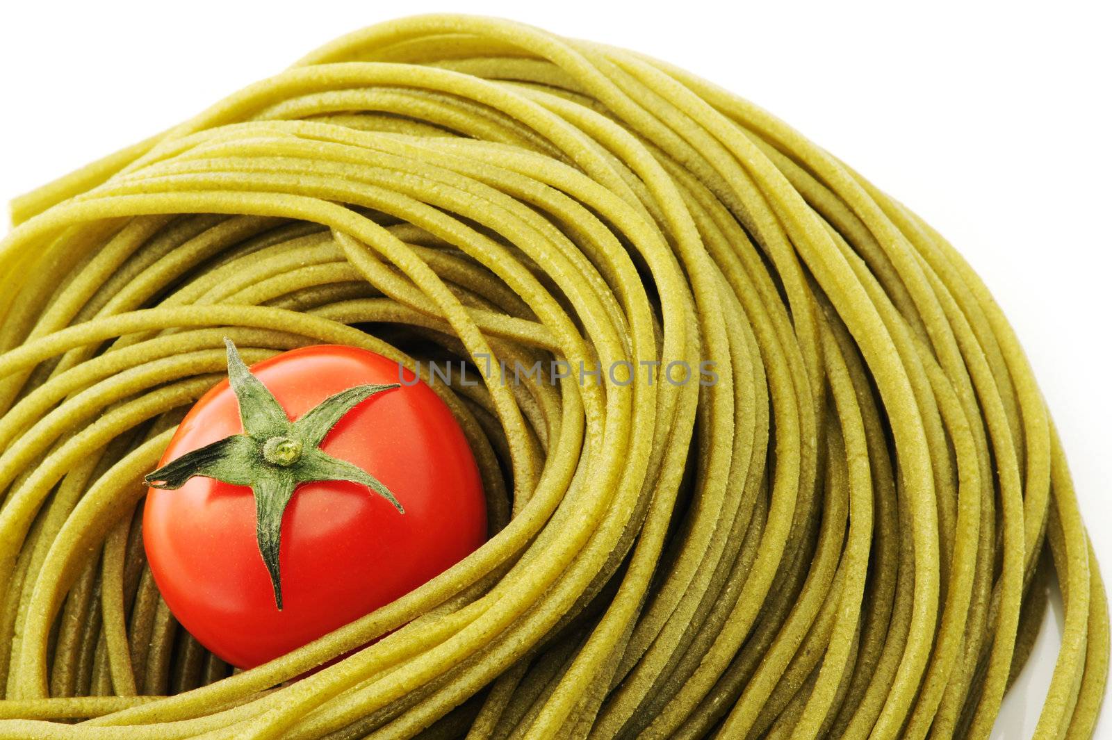 green spaghetti noodles . Italian pasta