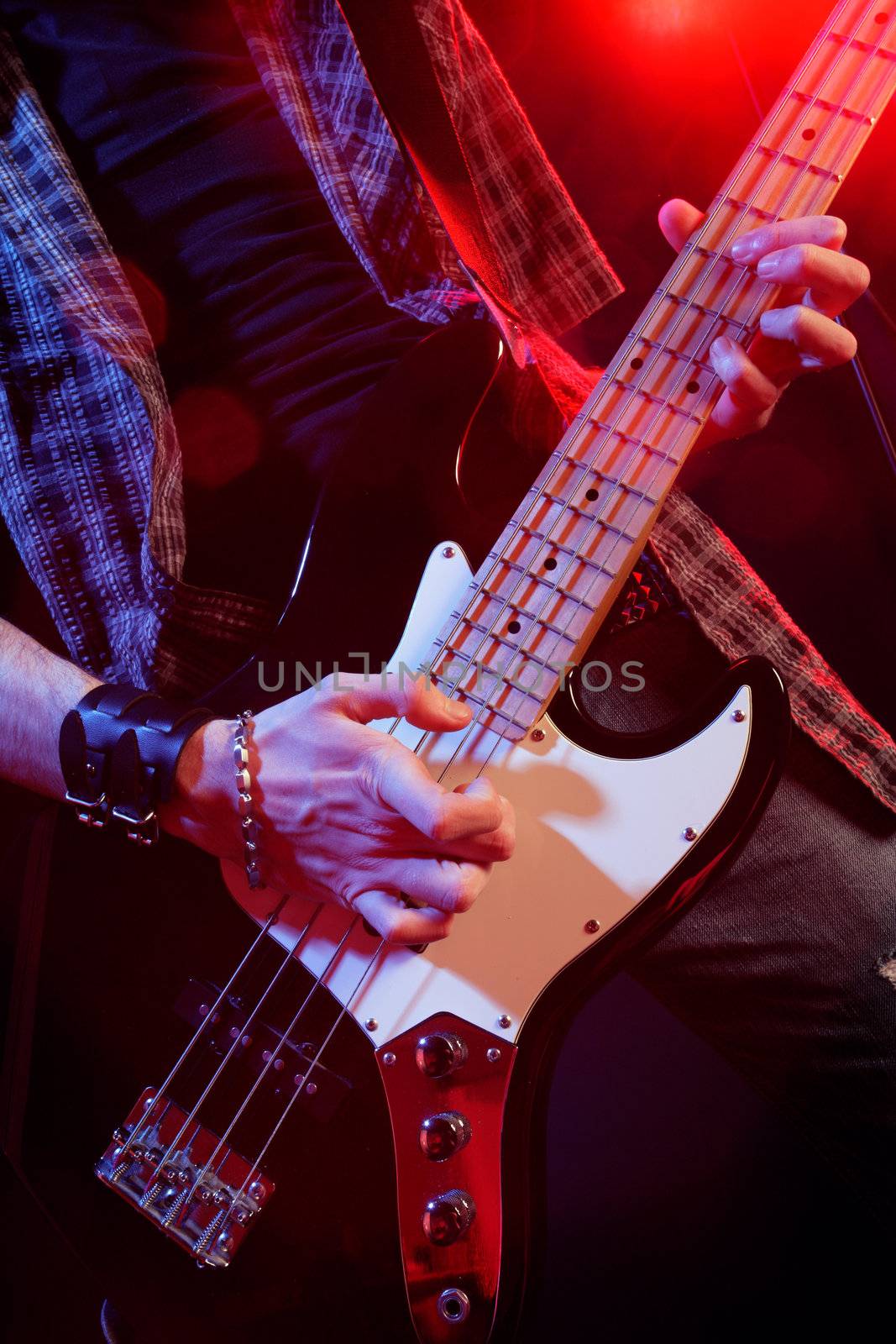 rock live, close up hands