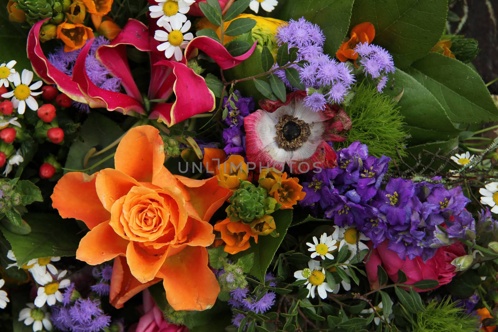 Mixed spring bouquet by studioportosabbia