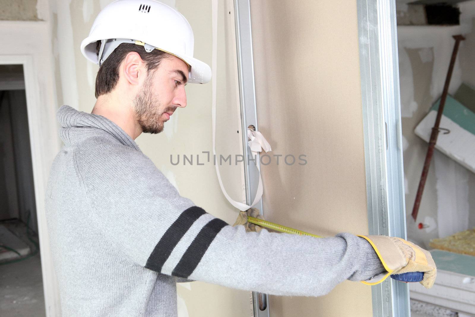 Man measuring wall by phovoir