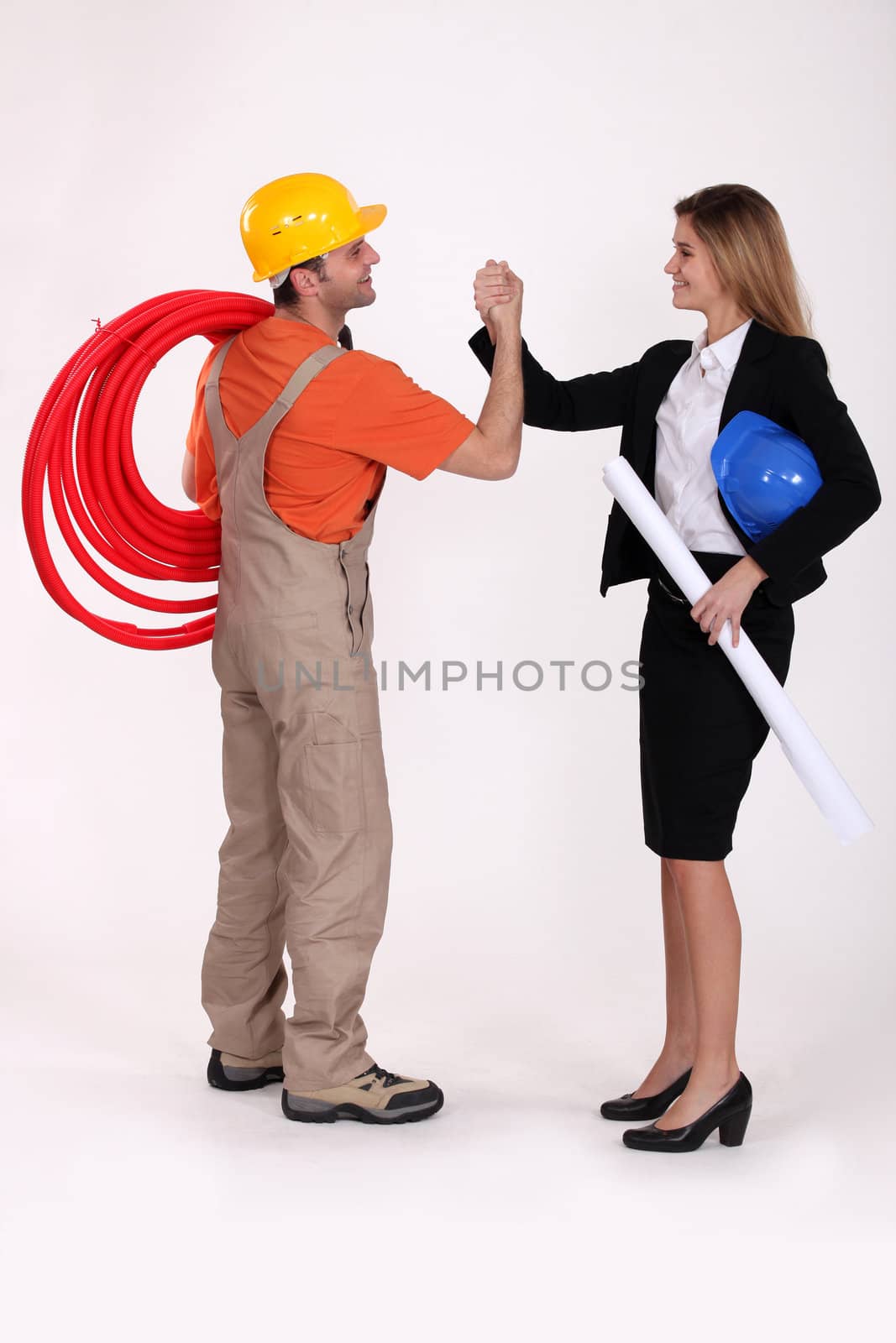 Architect and worker holding hands by phovoir