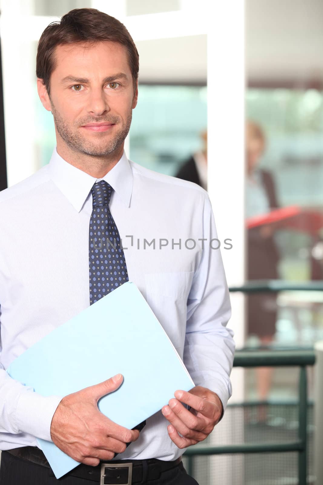 Assistant bringing folder by phovoir