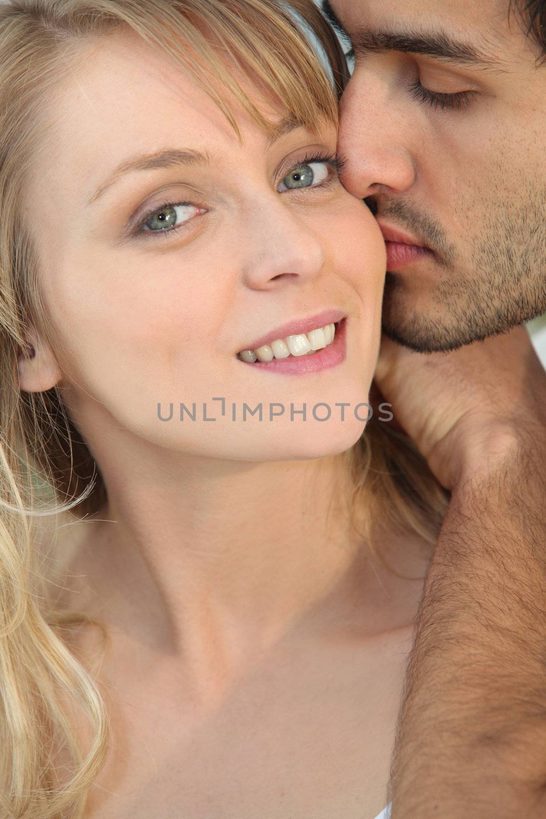 couple kissing by phovoir