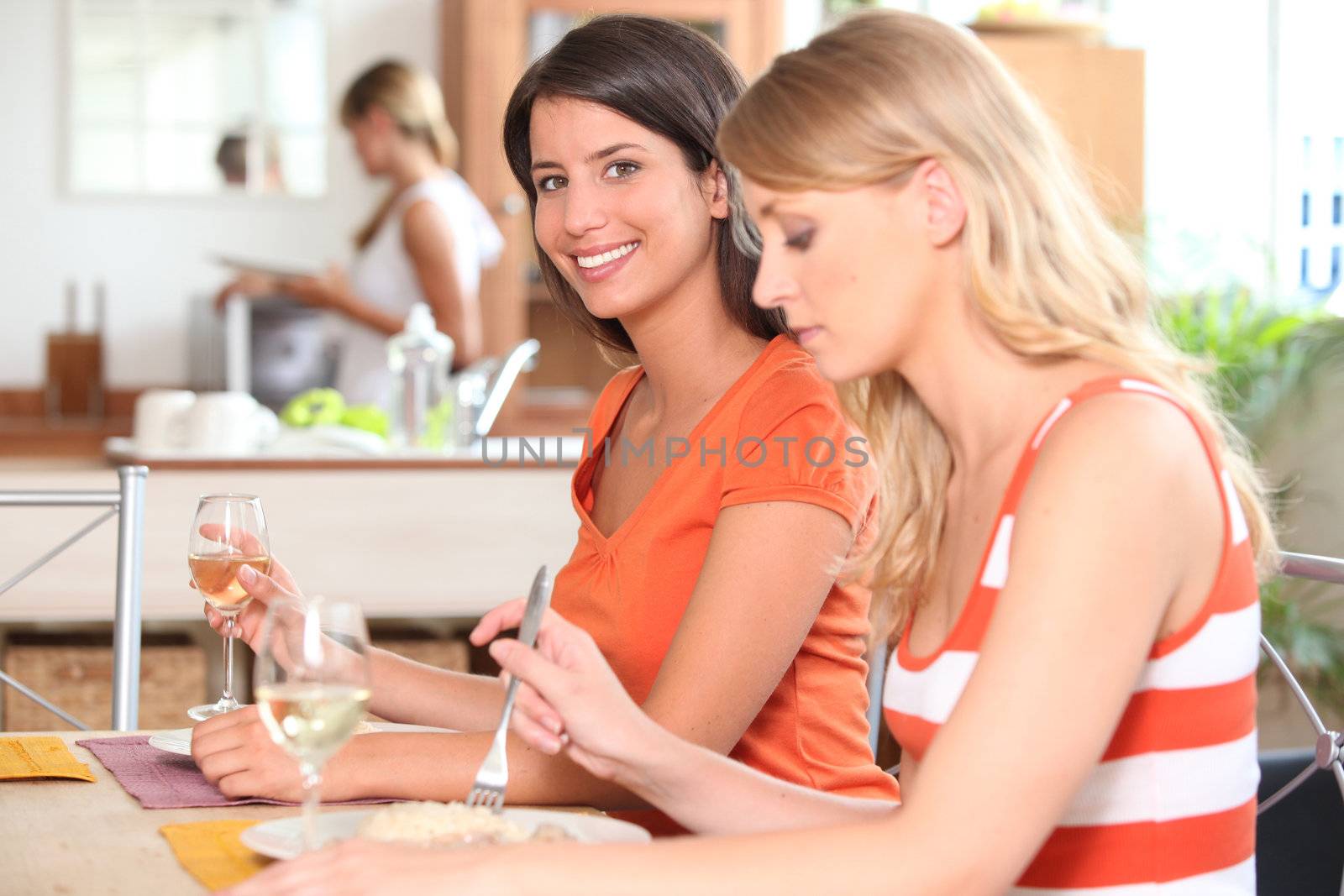 Young women having lunch by phovoir
