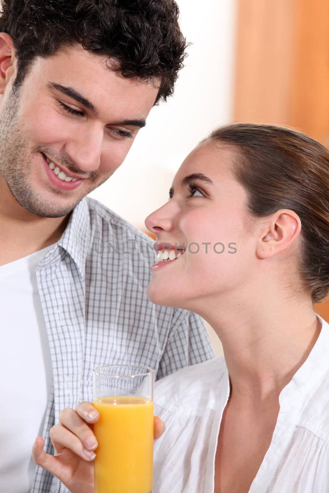 Couple drinking orange juice by phovoir
