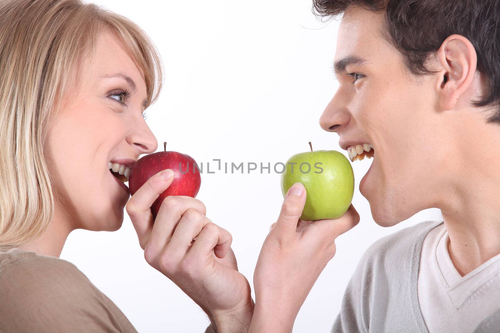 couple eating apples by phovoir