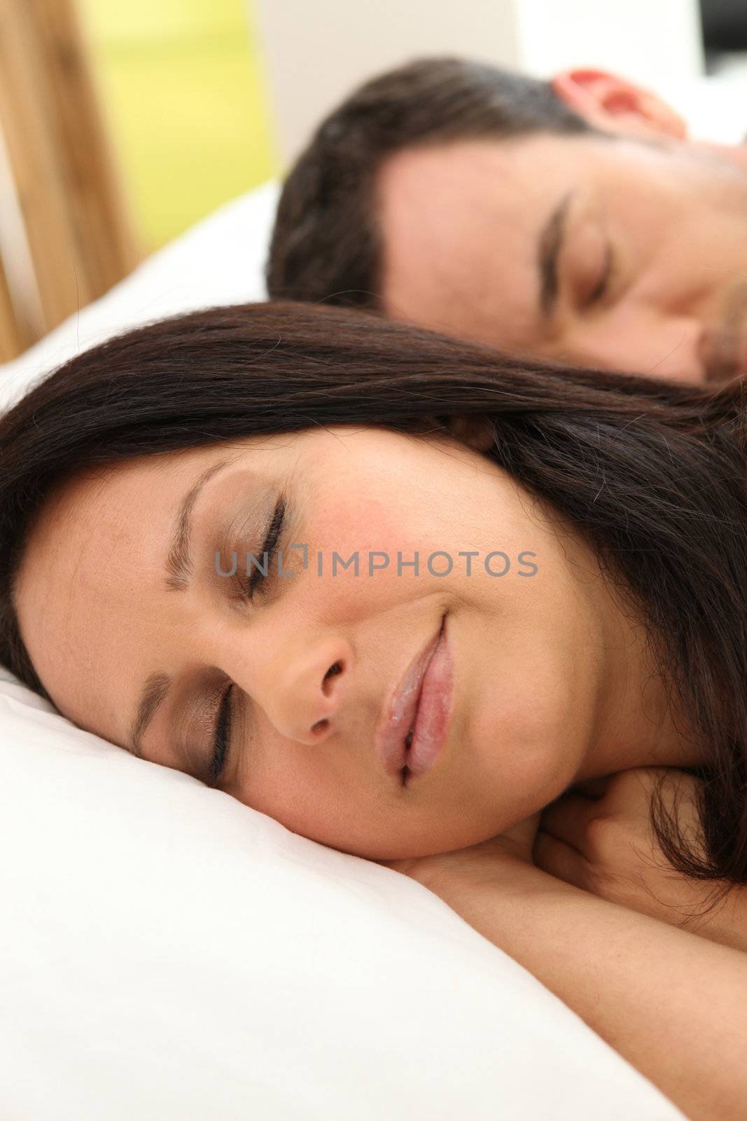 couple sleeping by phovoir