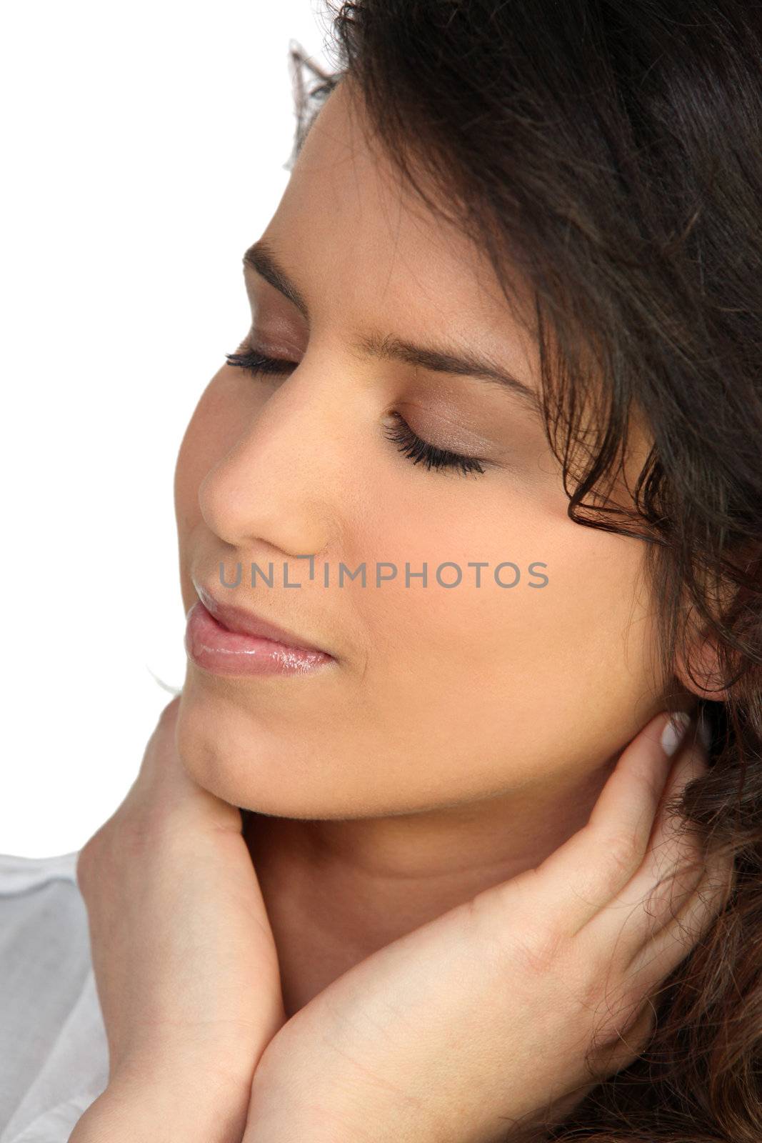 Woman holding neck by phovoir