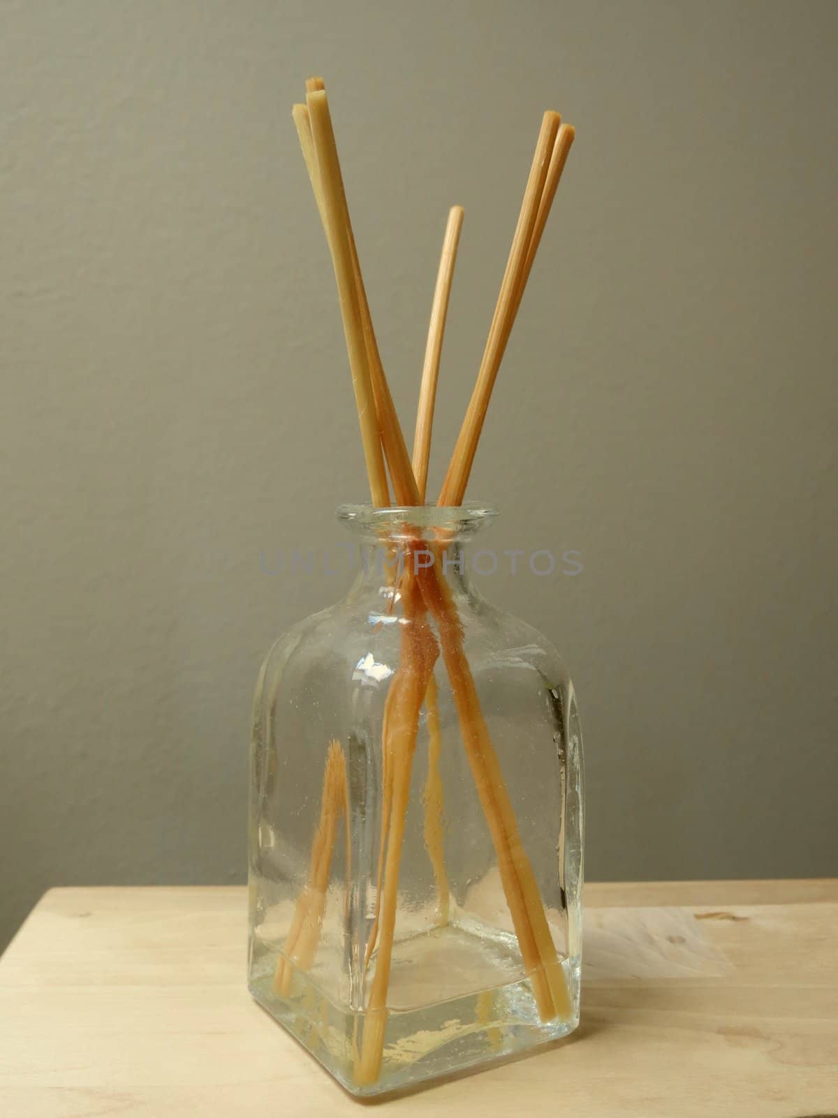 fragrance diffuser with home scent and cedar wood reeds