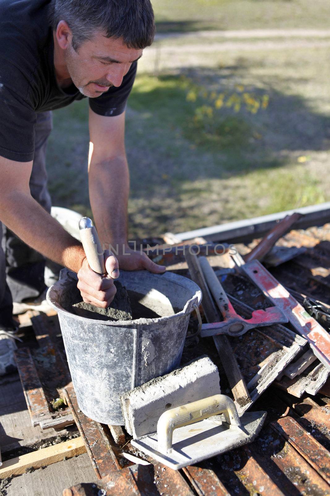 Mason mixing cement