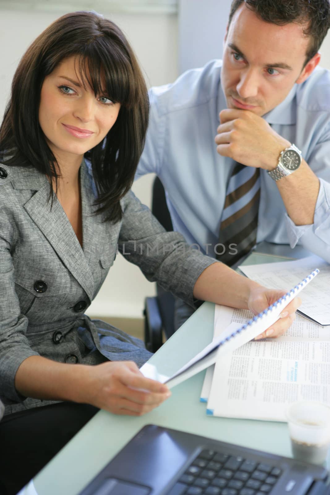 People at work listening to a colleague by phovoir