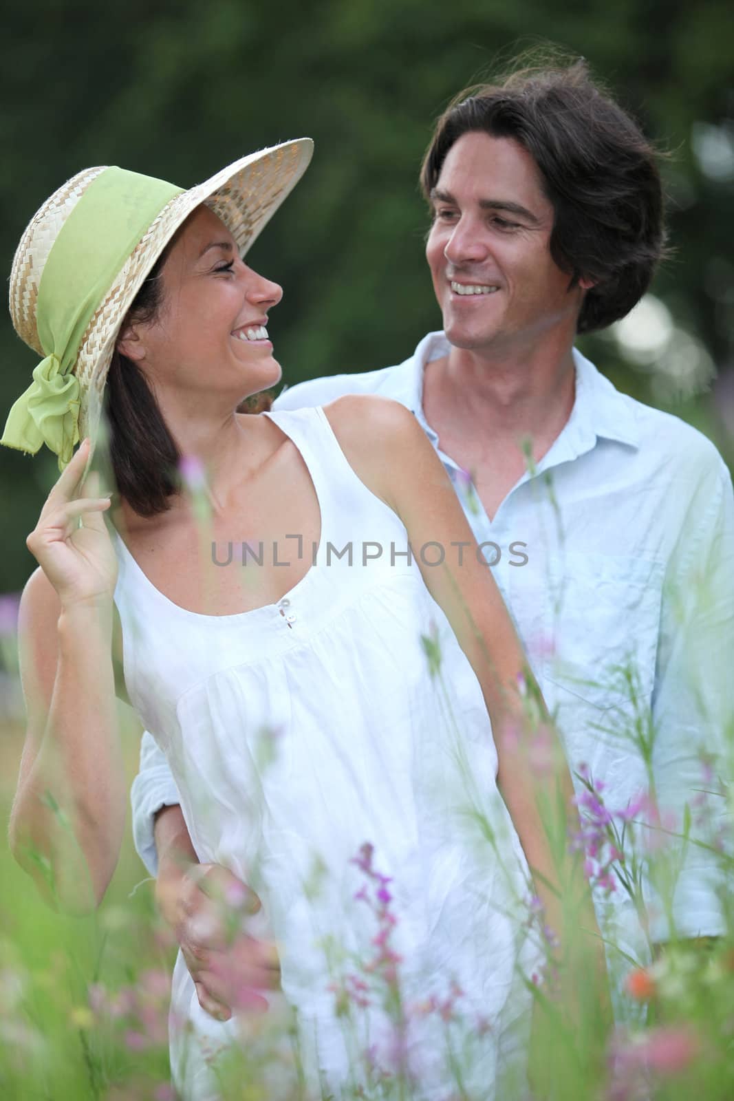 portrait of a couple outdoors by phovoir