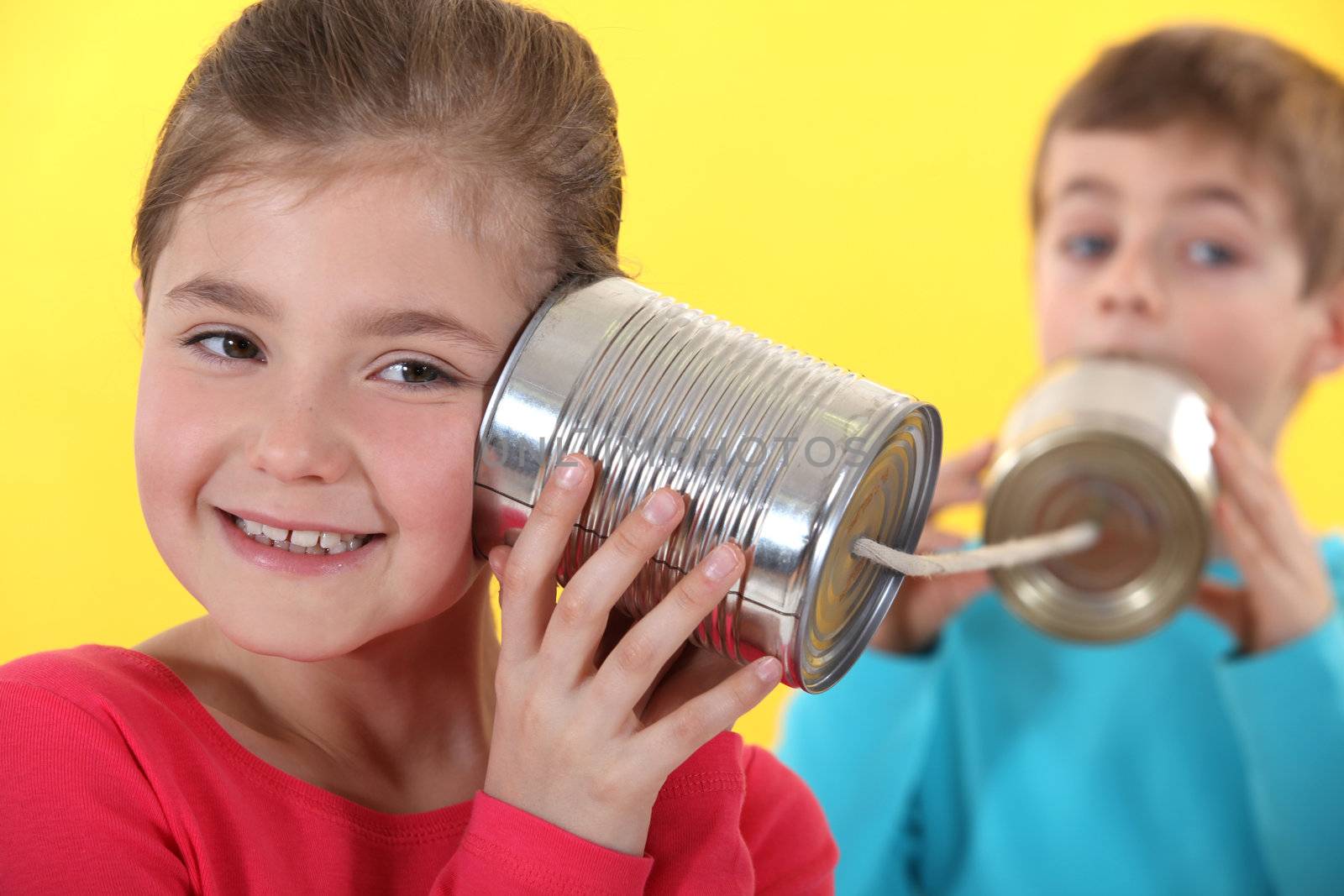 Kids using tin cans to communicate by phovoir