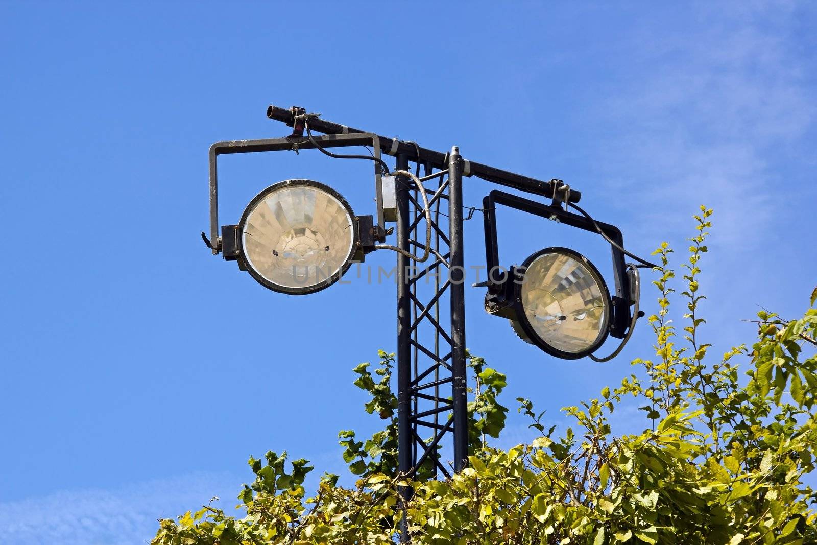 outdoor floodlight with two lamps, lighting of a statue at night