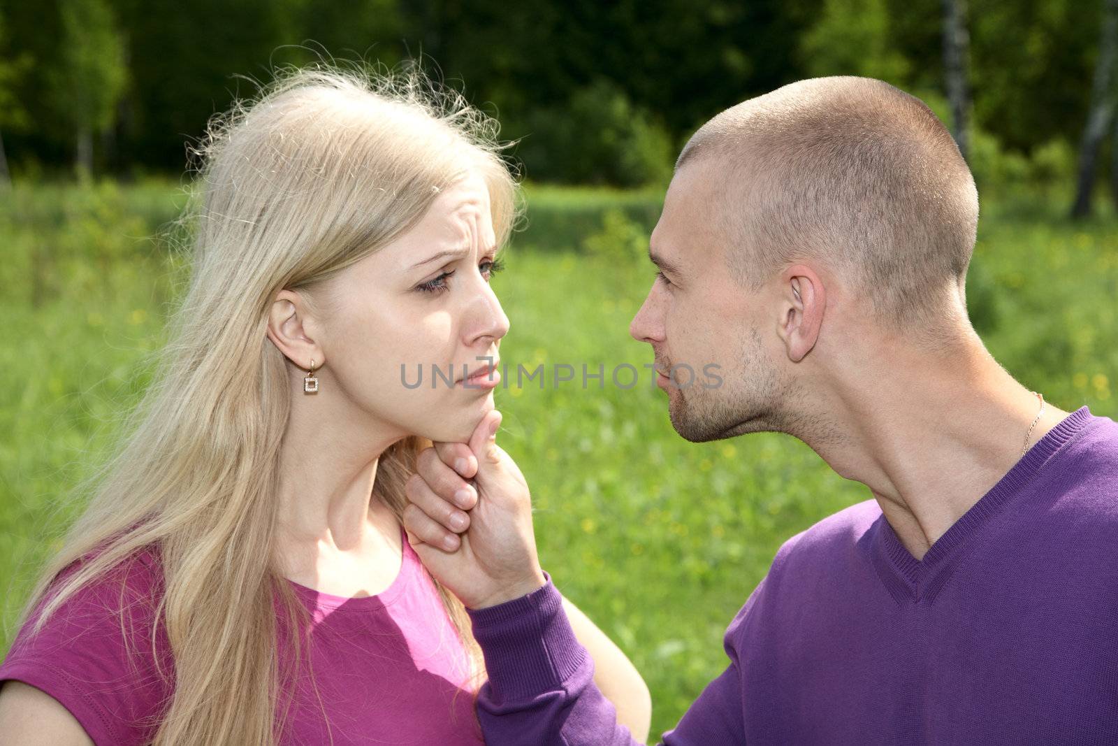 The young man holds the girl for a chin by alarich