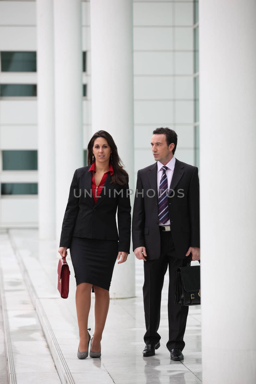 Couple walking outdoors by phovoir