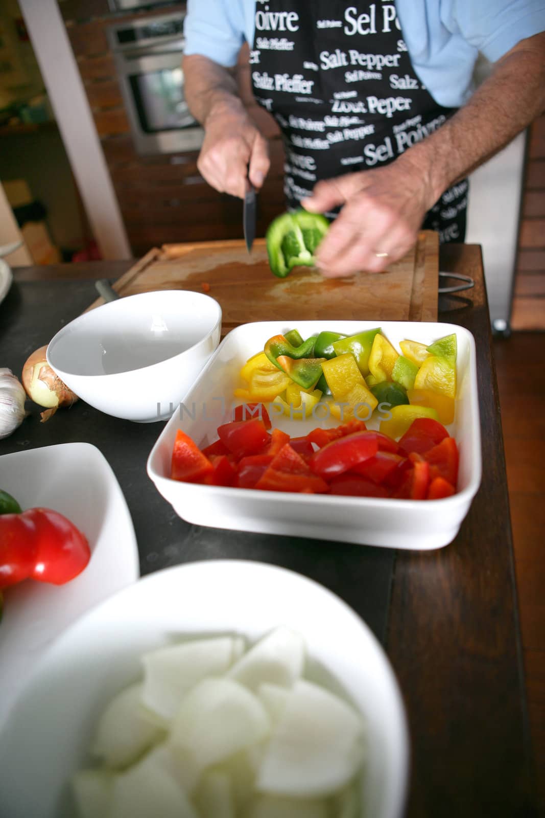 Man chopping peppers by phovoir