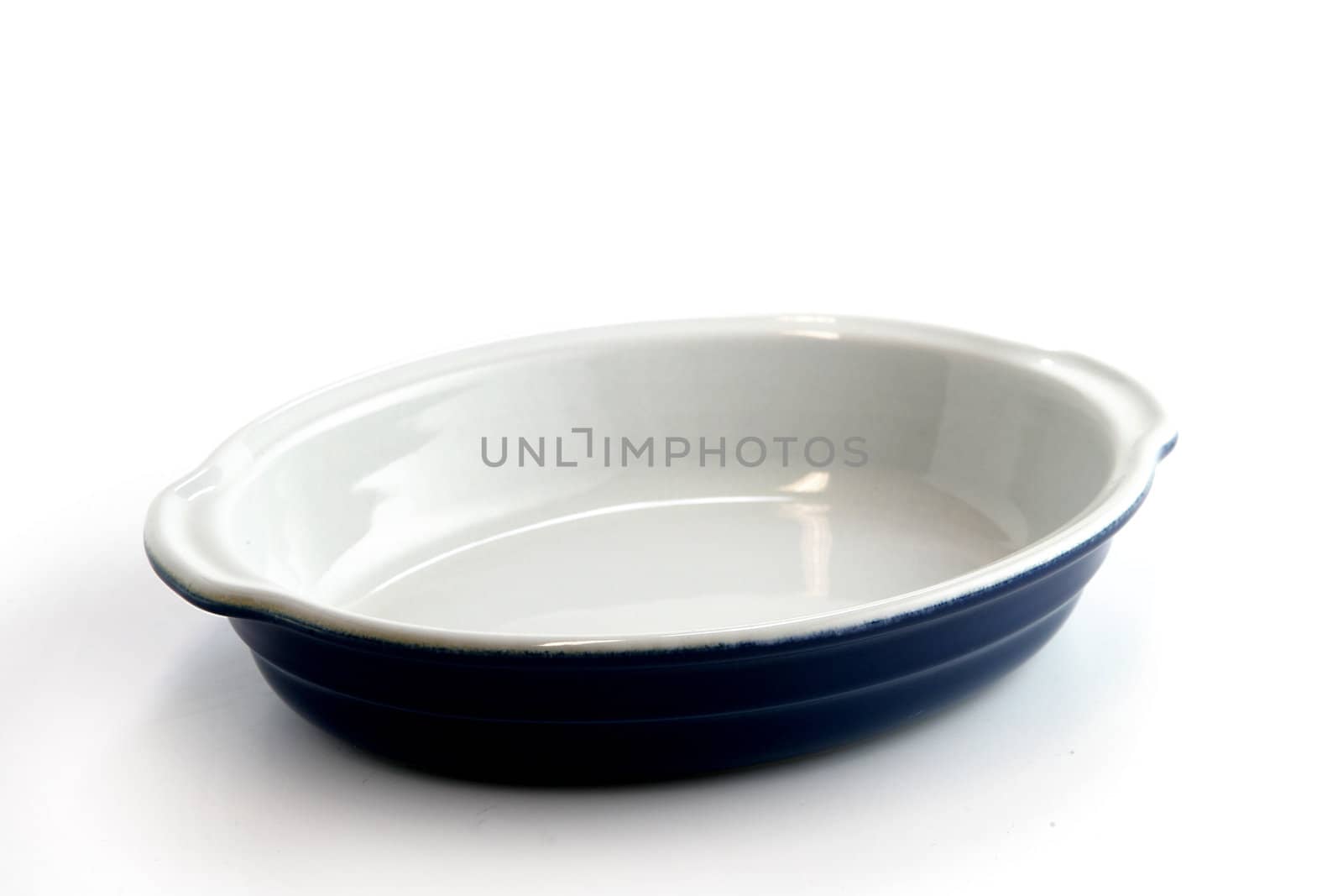 Empty baking dish by phovoir