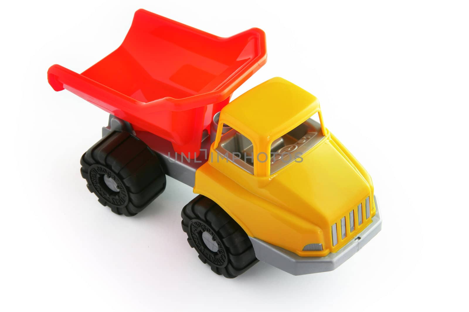 Plastic toy dumper truck by phovoir