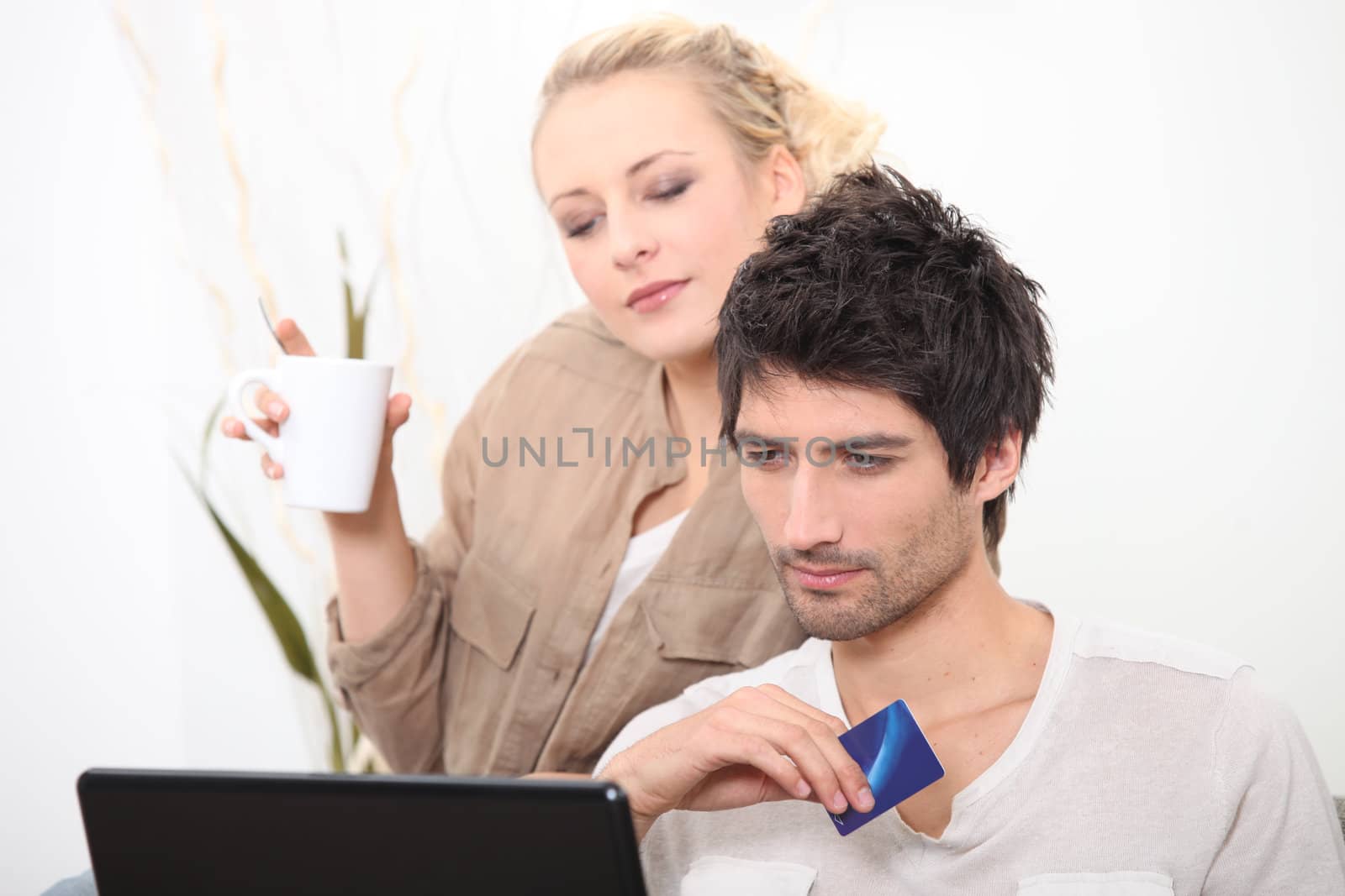 couple shopping online by phovoir