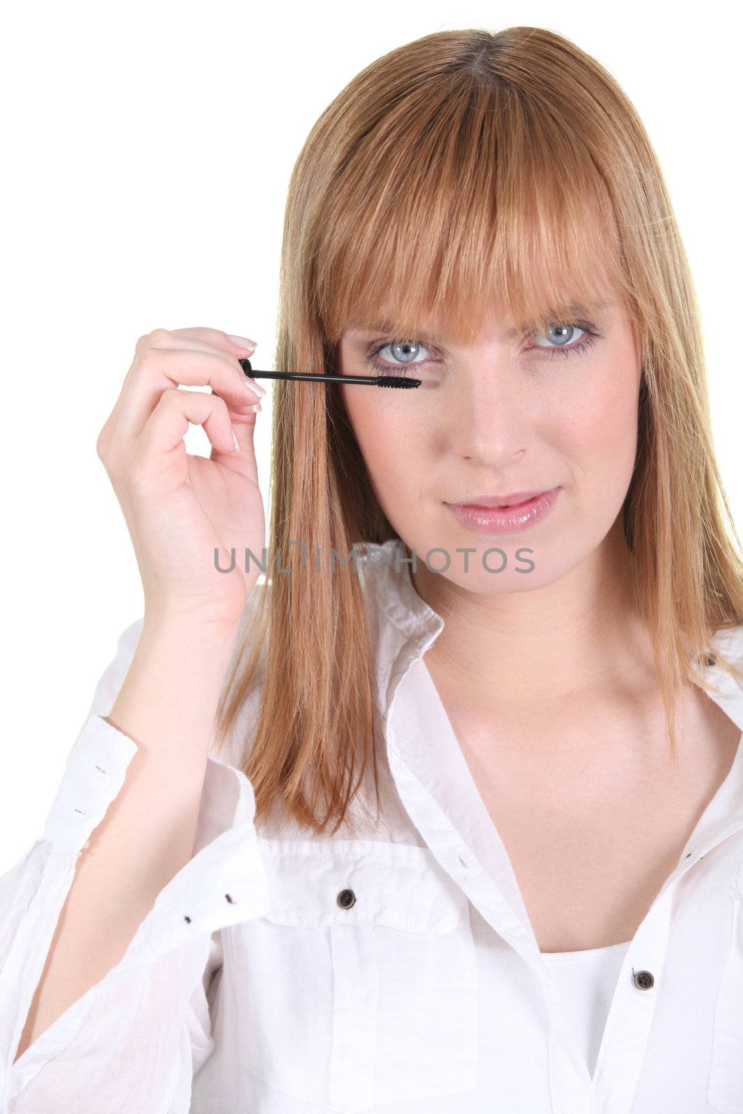 Woman applying mascara by phovoir