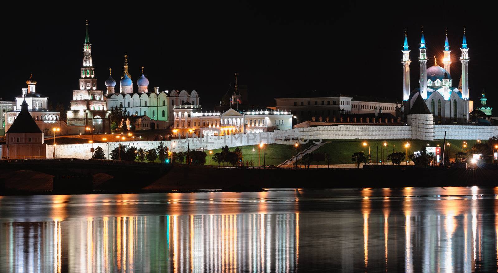 The magnificent Kremlin of Kazan (a Unesco World Heritage) with its orthodox church and mosque, a symbol of coexistence among different religions.