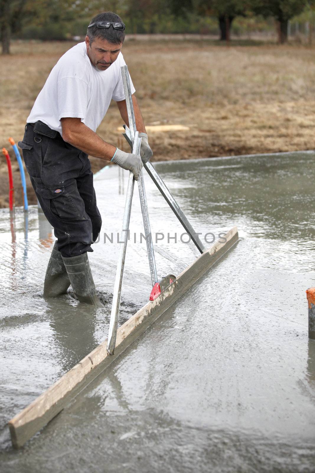 Mason smoothing concrete by phovoir