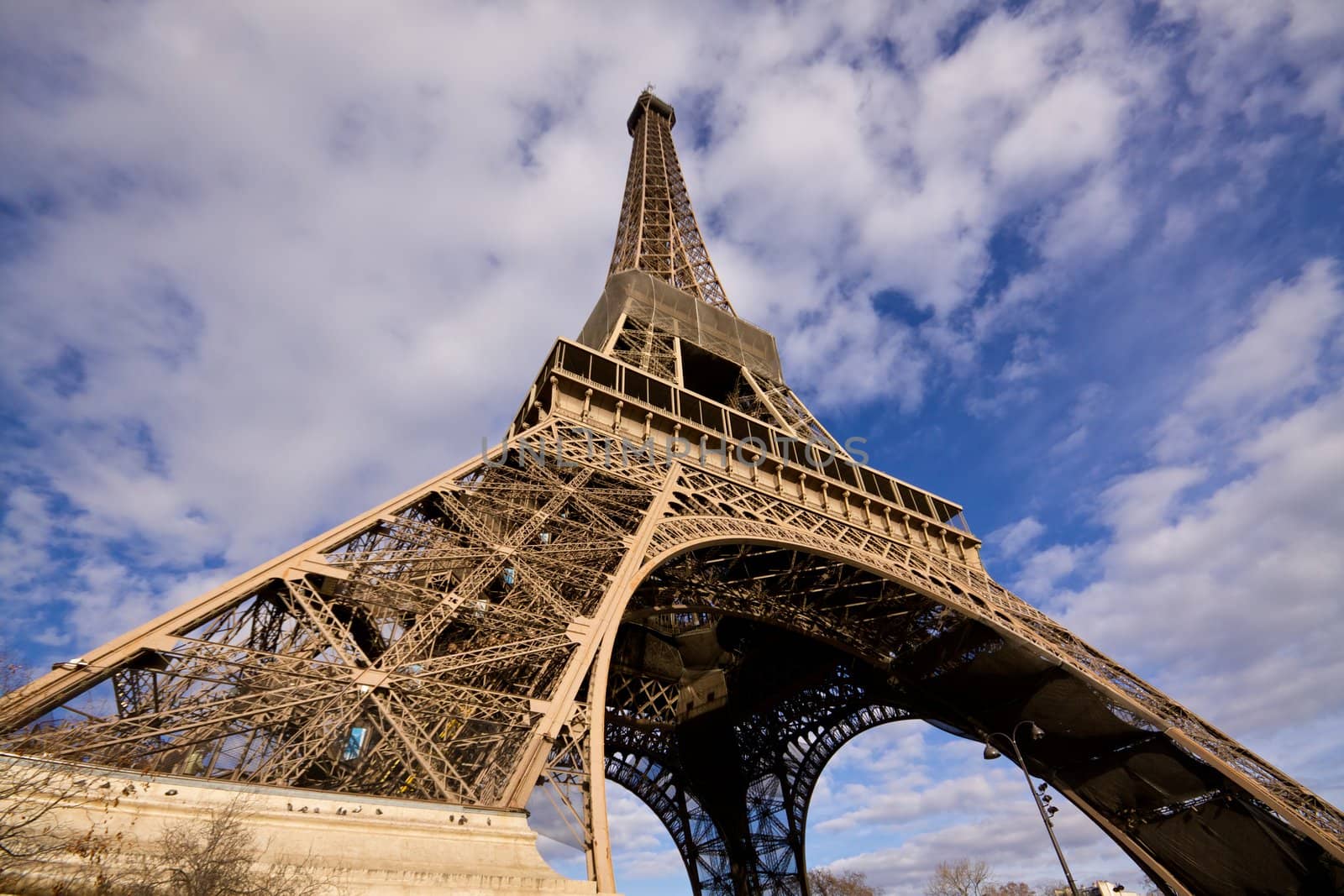 Eiffel Tower by Harvepino