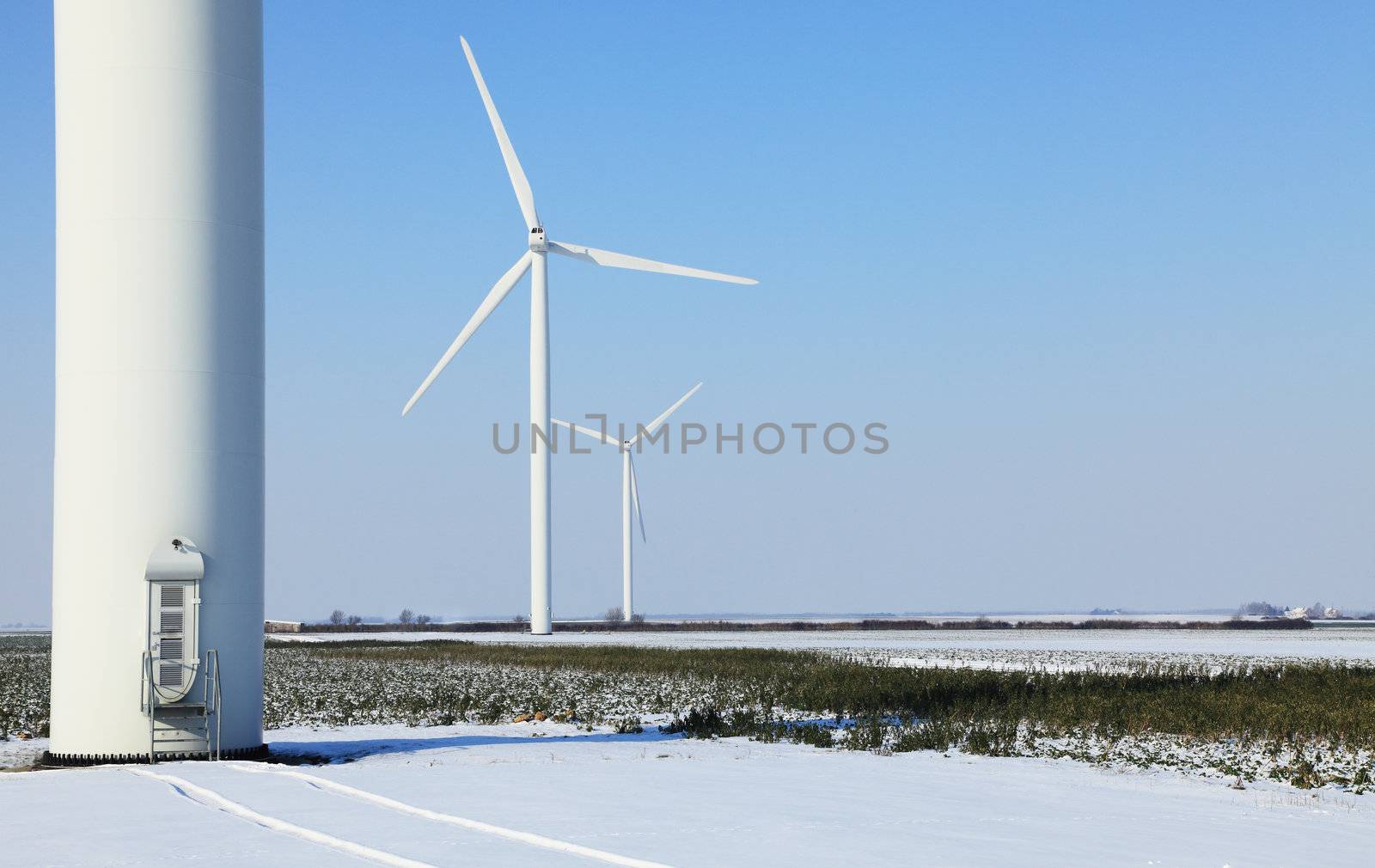 Image of a field with wind turbines during the winter.