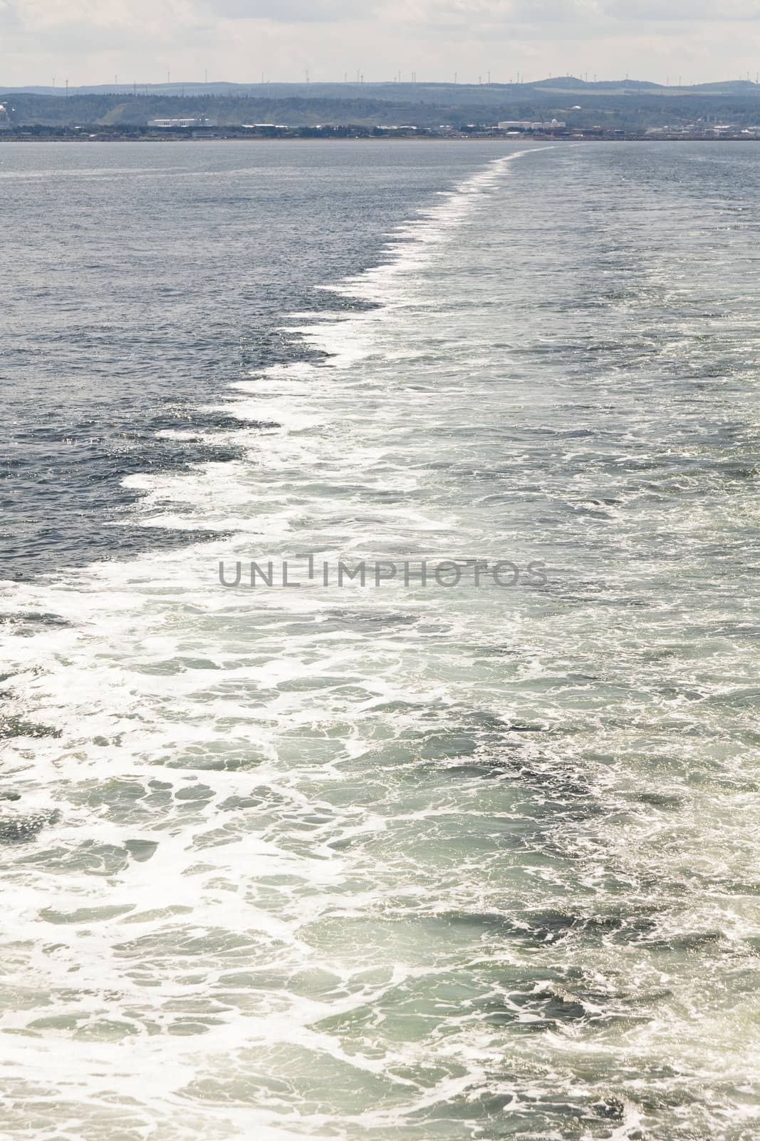 Boat leaving the coast - View of the skyline