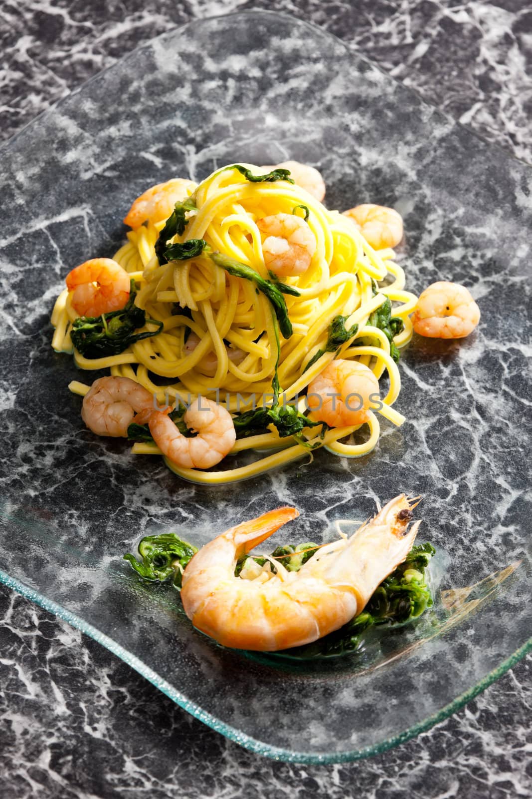 spaghetti with prawns and spinach