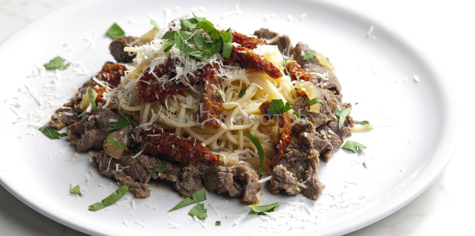 spaghetti with beef meat and dried tomatoes by phbcz