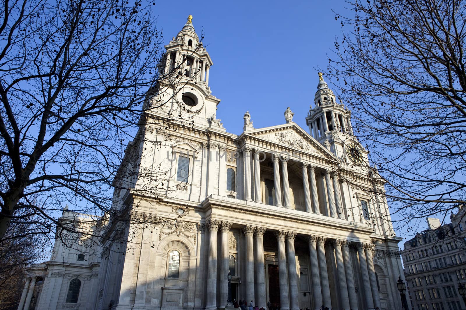 St. Paul's Cathedral in London by chrisdorney