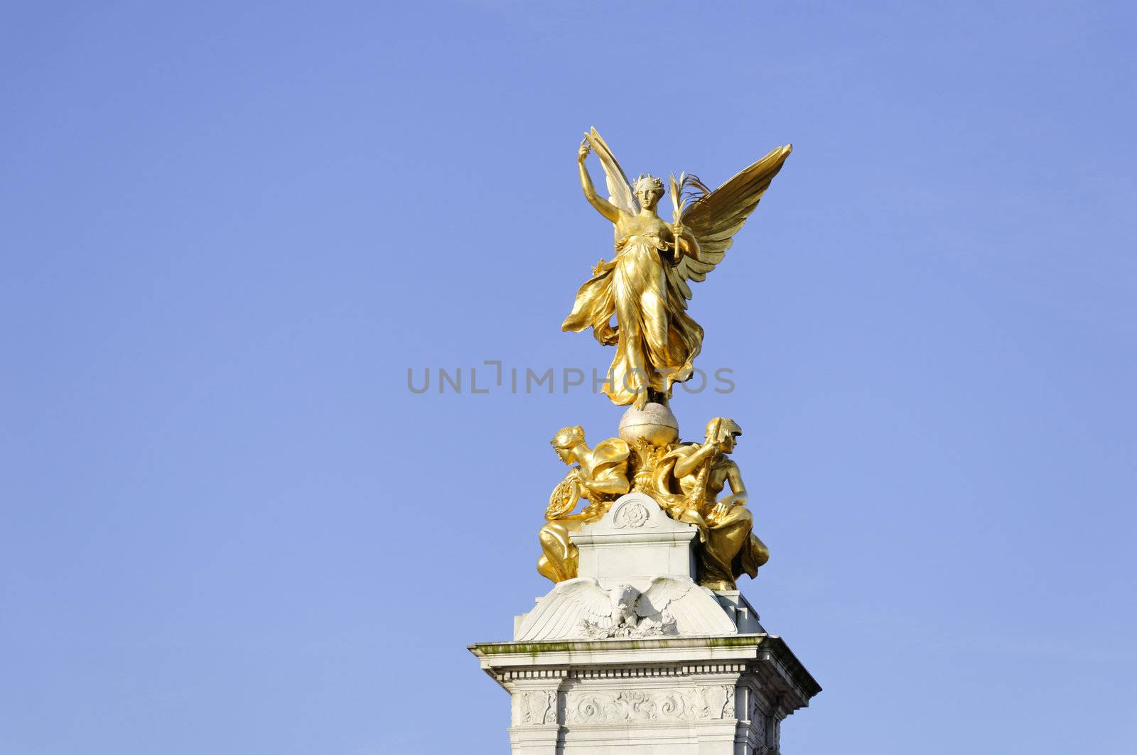 Victoria memorial in London by dutourdumonde