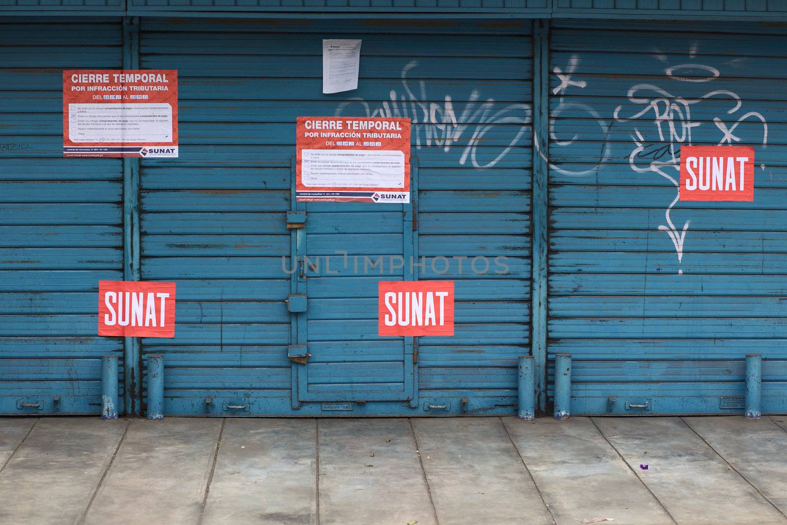 Shop Closed by the SUNAT in Lima, Peru  by sven