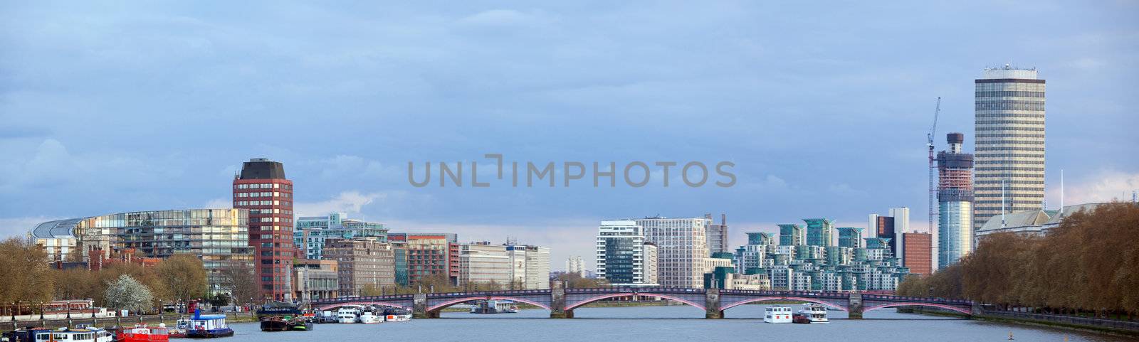 London Skyline Panorama by vichie81