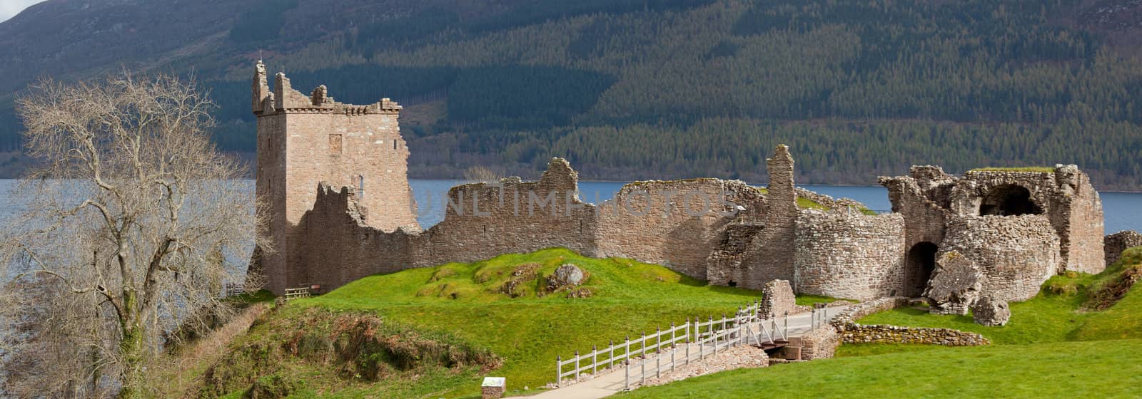 Urquhart Castle Panorama by vichie81