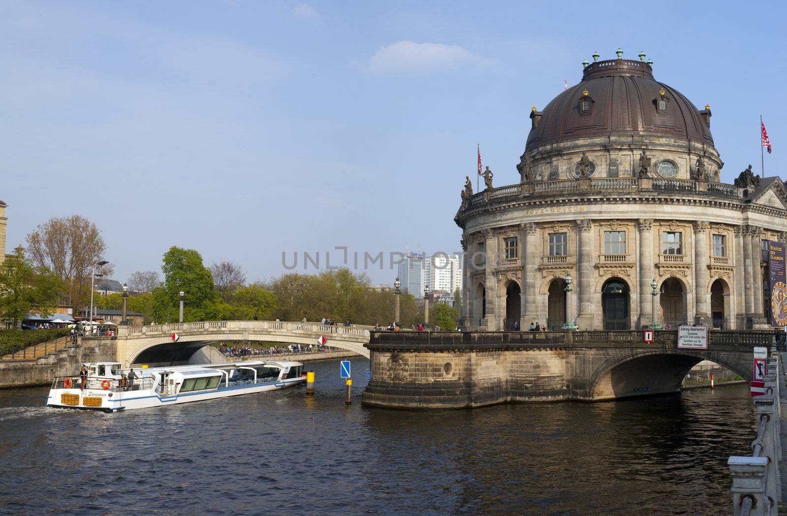 Boat passing the Bode Museum on the Spree by chrisdorney